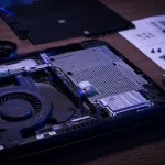 Comment demonter une ps4 : PS4 Slim ouverte, pièces internes et nappes visibles